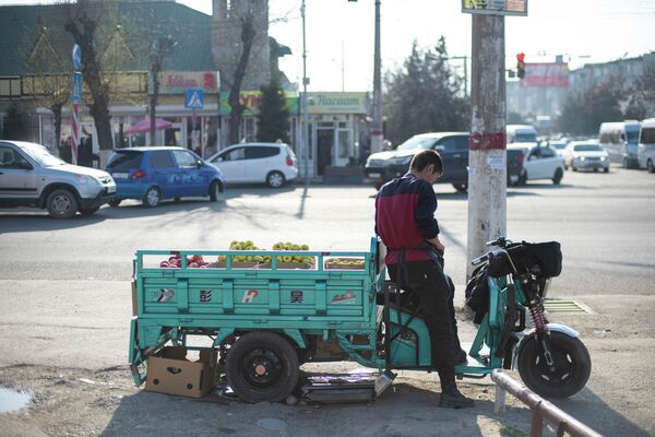 Торговец фруктами на одной из улиц Оша - Sputnik Кыргызстан