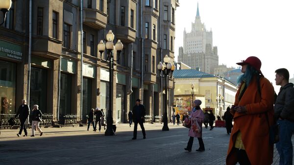 Прохожие на улице Арбат в Москве. Архивное фото - Sputnik Кыргызстан
