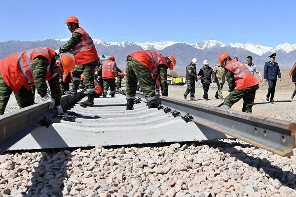 Полное завершение и ввод в эксплуатацию железной дороги Балыкчи — Кочкор — Кара-Кече предполагаются к 2030 году - Sputnik Кыргызстан