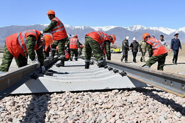 Полное завершение и ввод в эксплуатацию железной дороги Балыкчи — Кочкор — Кара-Кече предполагаются к 2030 году - Sputnik Кыргызстан