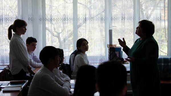 Преподаватель и ученики во время урока. Архивное фото - Sputnik Кыргызстан