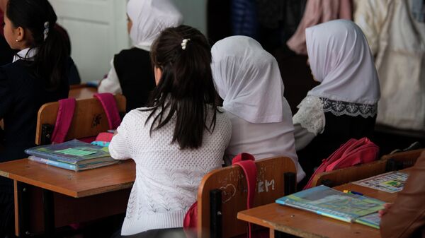 Ученики на уроке в школе, Архивное фото - Sputnik Кыргызстан