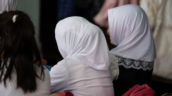 Девочки в хиджабе во время урока в школе в Оше. Архивное фото - Sputnik Кыргызстан