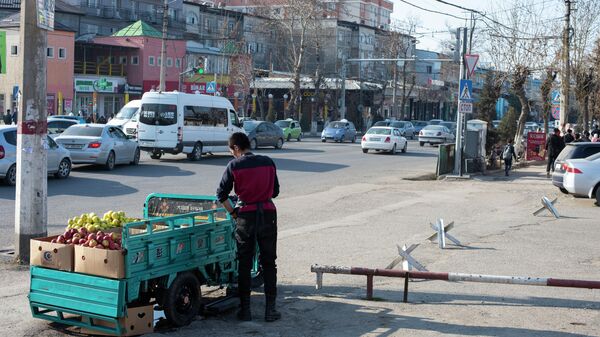 Торговец продающий яблоки на дороге в городе Ош. Архивное фото - Sputnik Кыргызстан