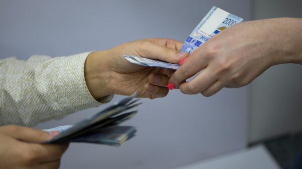 Мужчина передает деньги женщине. Иллюстративное фото - Sputnik Кыргызстан