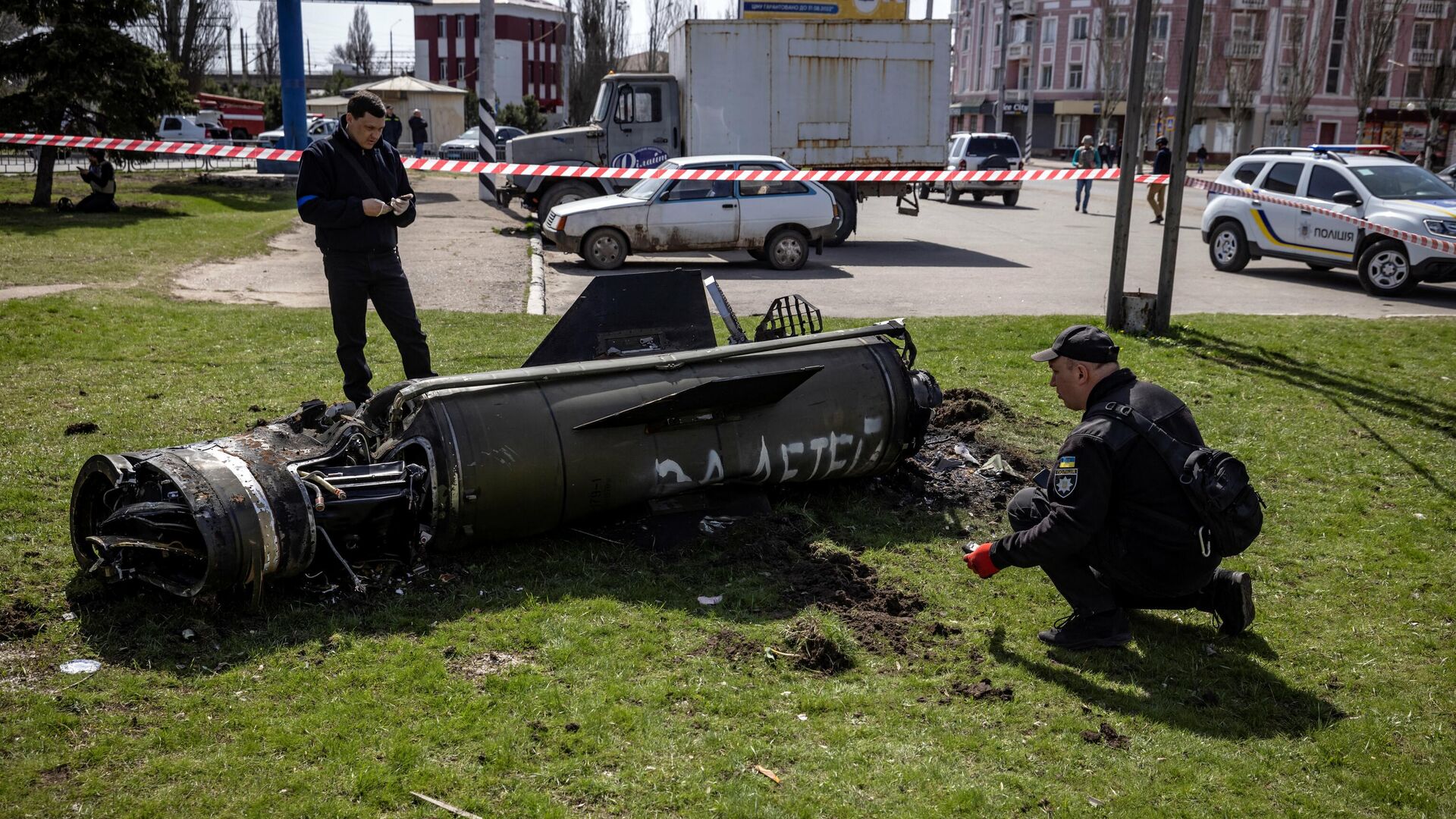 Украинская полиция осматривает остатки ракеты Точка-У - Sputnik Кыргызстан, 1920, 08.04.2022