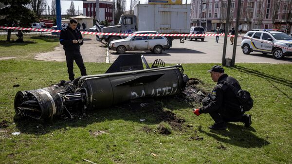 Украинская полиция осматривает остатки ракеты Точка-У - Sputnik Кыргызстан