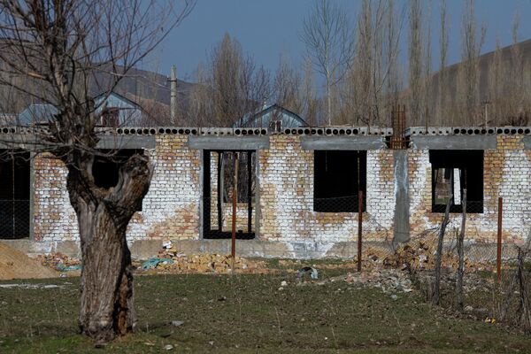 Биринчи жылы фундаменти куюлуп, андан 5 жылдан кийин араң дубалы тургузулган - Sputnik Кыргызстан