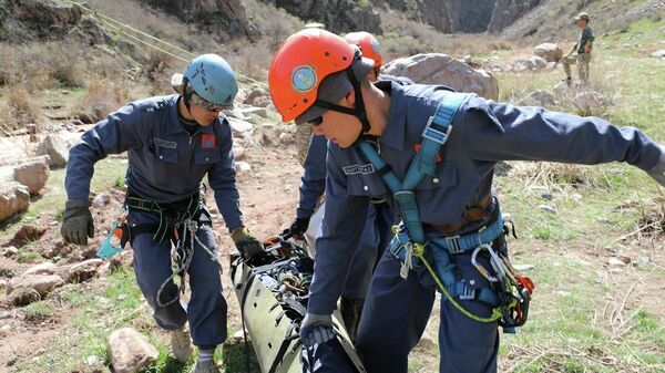 Учения спасателей МЧС в горных услових - Sputnik Кыргызстан