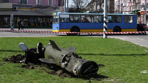 Фрагмент ракеты Точка-У лежит на земле после обстрела железнодорожного вокзала в Краматорске, Украина - Sputnik Кыргызстан