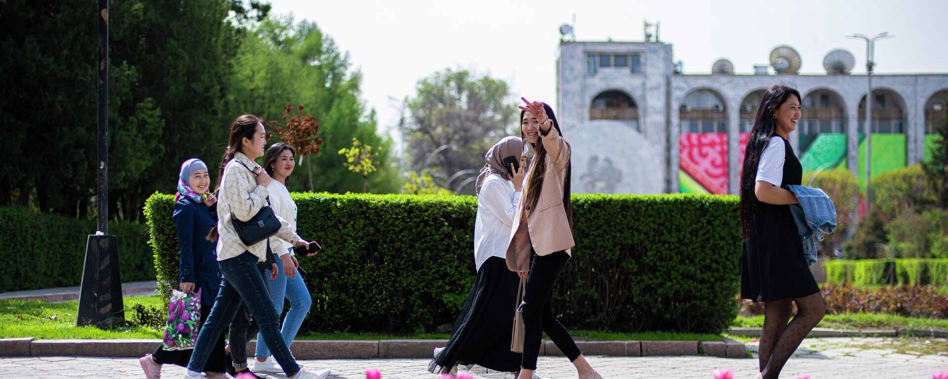 Девушки проходят у тюльпанов в парке Ч. Айтматова в Бишкеке. Архивное фото - Sputnik Кыргызстан, 1920, 06.03.2023