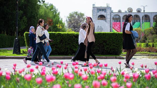Девушки проходят мимо цветущих тюльпанов в Бишкеке - Sputnik Кыргызстан