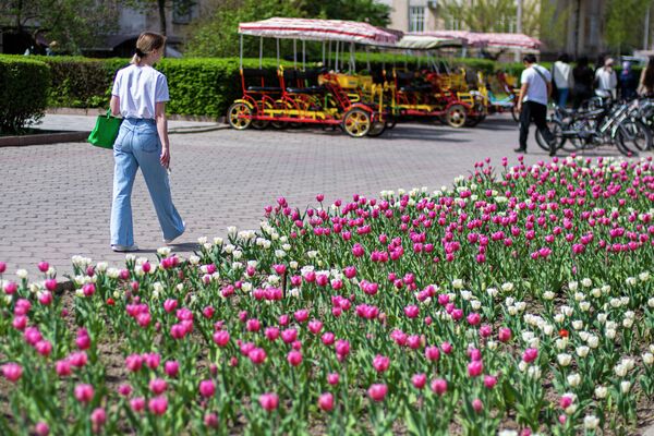 Люди любуются цветами в Бишкеке - Sputnik Кыргызстан
