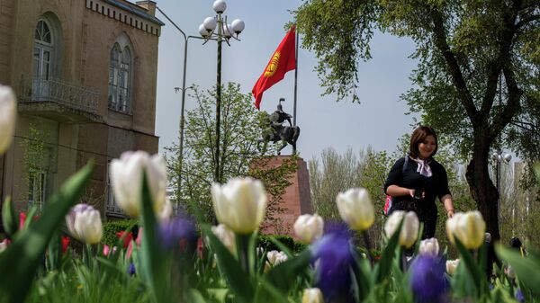 Девушка в парке имени Чингиза Айтматова во время цветения тюльпанов в Бишкеке. Архивное фото - Sputnik Кыргызстан