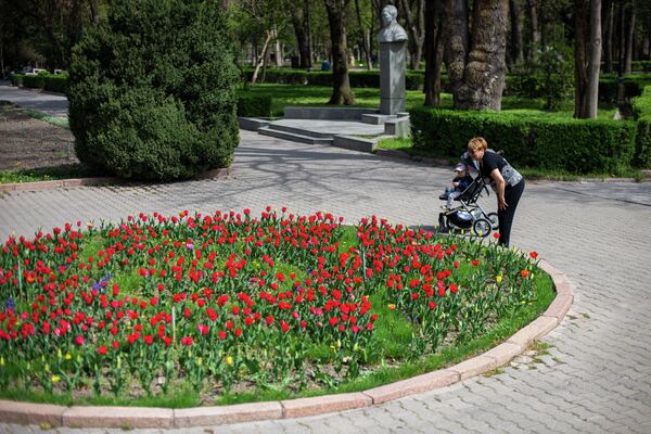 Женщина с ребенком в парке имени Чингиза Айтматова - Sputnik Кыргызстан