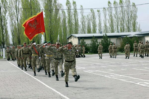 На территории войсковой части № 52806 Министерства обороны КР состоялось чествование военнослужащих, участвовавших в миротворческой миссии ОДКБ в Казахстане - Sputnik Кыргызстан