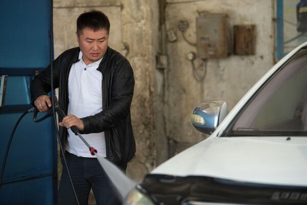 Водители могут помыть авто за 50 или 100 сомов - Sputnik Кыргызстан