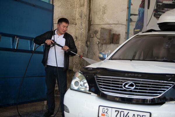 Сейчас у кыргызстанца уже целая сеть автомоек, где практикуется самообслуживание: в Ошской и Джалал-Абадской областях работают 20 таких точек - Sputnik Кыргызстан