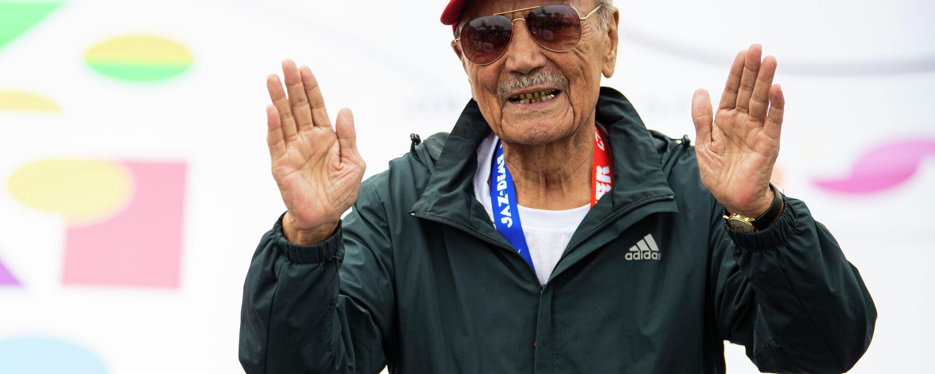 Самый возрастной участник массового забега BakaiBank Jaz Demi-2022 в Бишкеке 85-летний Алик Исакеев - Sputnik Кыргызстан, 1920, 10.04.2022