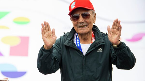 Самый возрастной участник массового забега BakaiBank Jaz Demi-2022 в Бишкеке 85-летний Алик Исакеев - Sputnik Кыргызстан