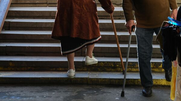 Пожилые люди с тростью поднимаются по лестнице. Архивное фото  - Sputnik Кыргызстан