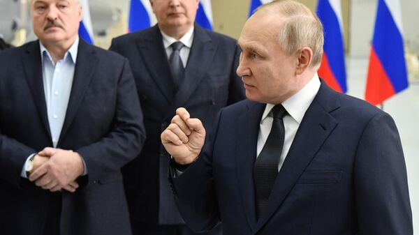 Президент РФ Владимир Путин во время встречи с работниками космодрома Восточный - Sputnik Кыргызстан