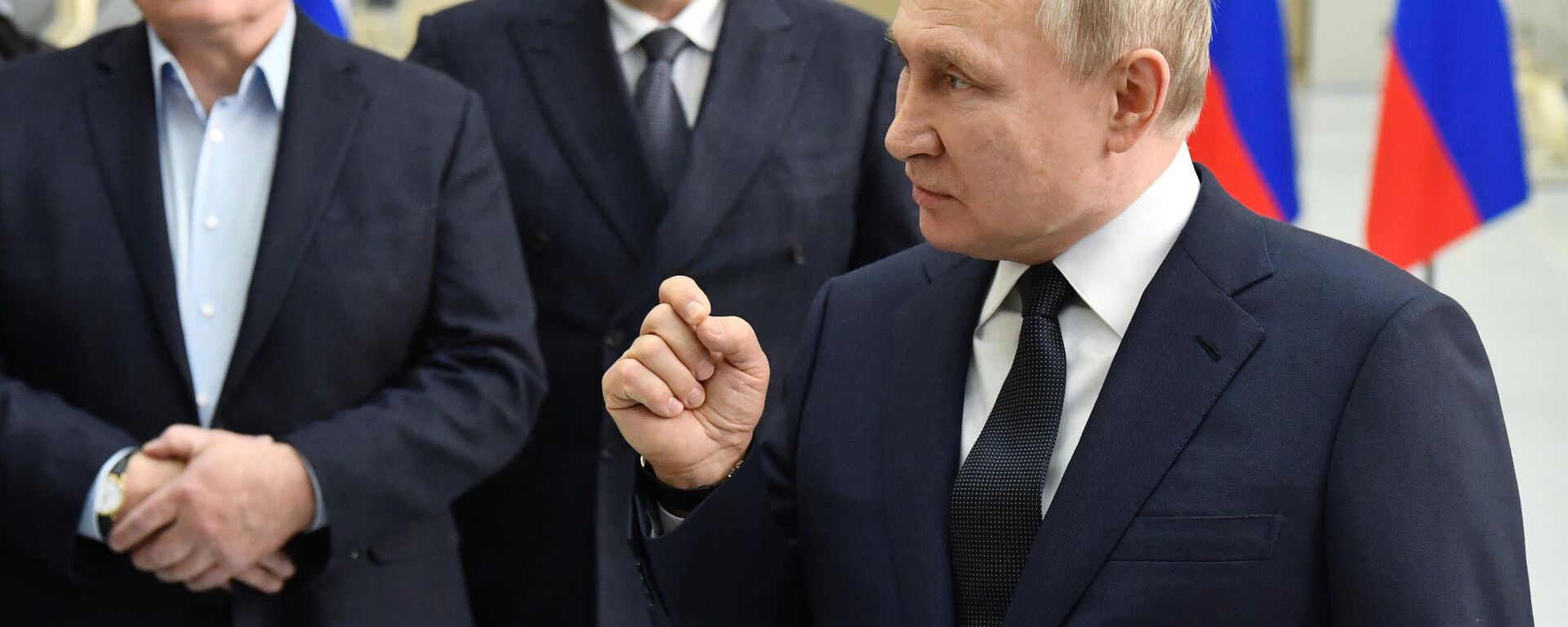 Президент РФ Владимир Путин во время встречи с работниками космодрома Восточный - Sputnik Кыргызстан, 1920, 12.04.2022