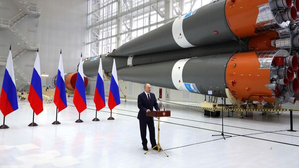 Президент РФ Владимир Путин выступает перед работниками космодрома Восточный в сборочном цехе ракеты-носителя - Sputnik Кыргызстан
