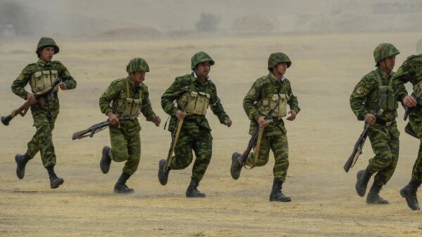 Таджикские военные во время учений. Архивное фото - Sputnik Кыргызстан