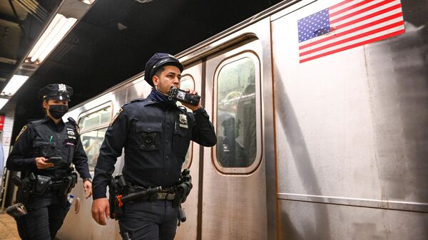 Сотрудники полиции в метро Нью-Йорка, где произошла стрельба - Sputnik Кыргызстан