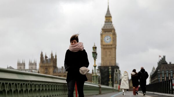Люди во время ветра на Вестминстерском мосту в центре Лондона. Архивное фото - Sputnik Кыргызстан