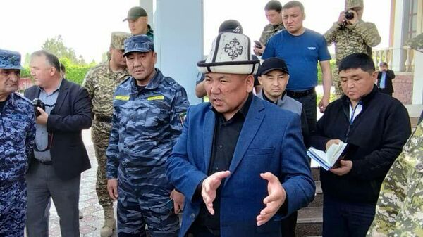 Полномочный представитель президента в Баткенской области Абдикарим Алимбаев во время переговоров с таджикистанской делегацией по ситуации на границе - Sputnik Кыргызстан