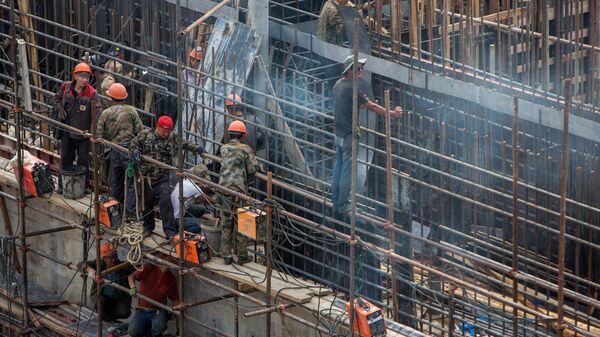Рабочие на строительстве ГЭС. Архивное фото - Sputnik Кыргызстан