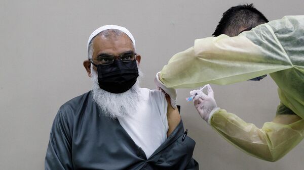 Мусульманин в маске во время вакцинации. Архивное фото - Sputnik Кыргызстан