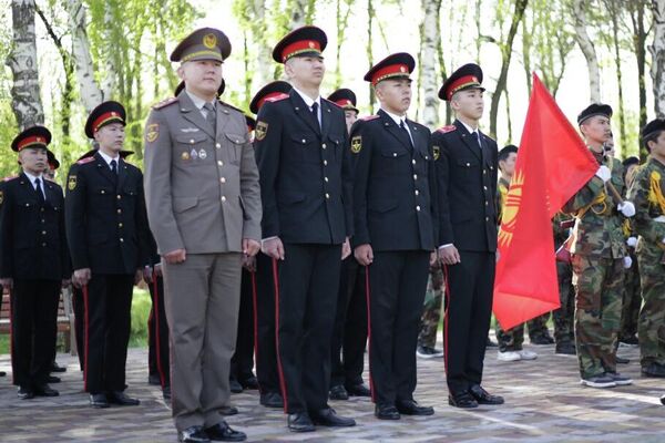 В Бишкеке состоялся митинг-реквием, посвященный 100-летию со дня рождения Героя Советского Союза Чолпонбая Тулебердиева - Sputnik Кыргызстан