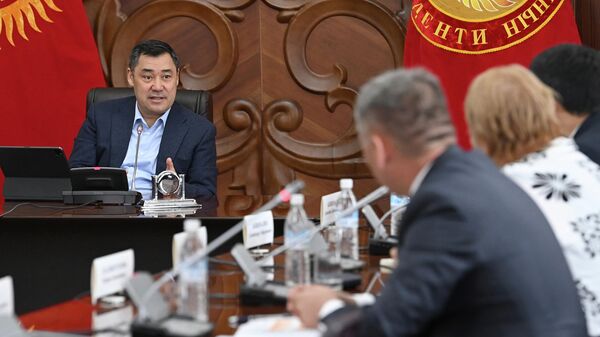 Президент Садыр Жапаров медициналык билим берүүнү реформалоо маселеси боюнча кеңешме өткөрдү - Sputnik Кыргызстан