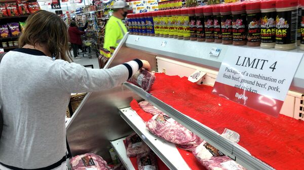 Женщина у полки с мясом в супермаркете в США. Архивное фото - Sputnik Кыргызстан