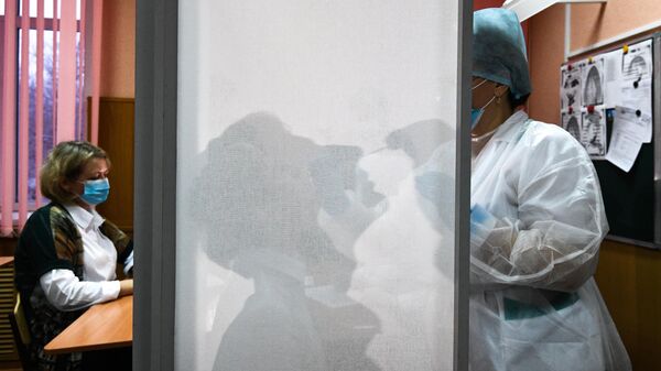 Медик во время проведения теста на COVID - Sputnik Кыргызстан