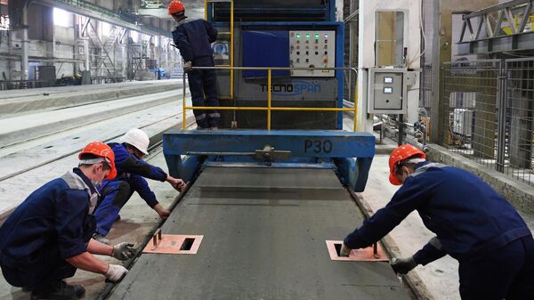 Рабочие на заводе. Архивное фото - Sputnik Кыргызстан