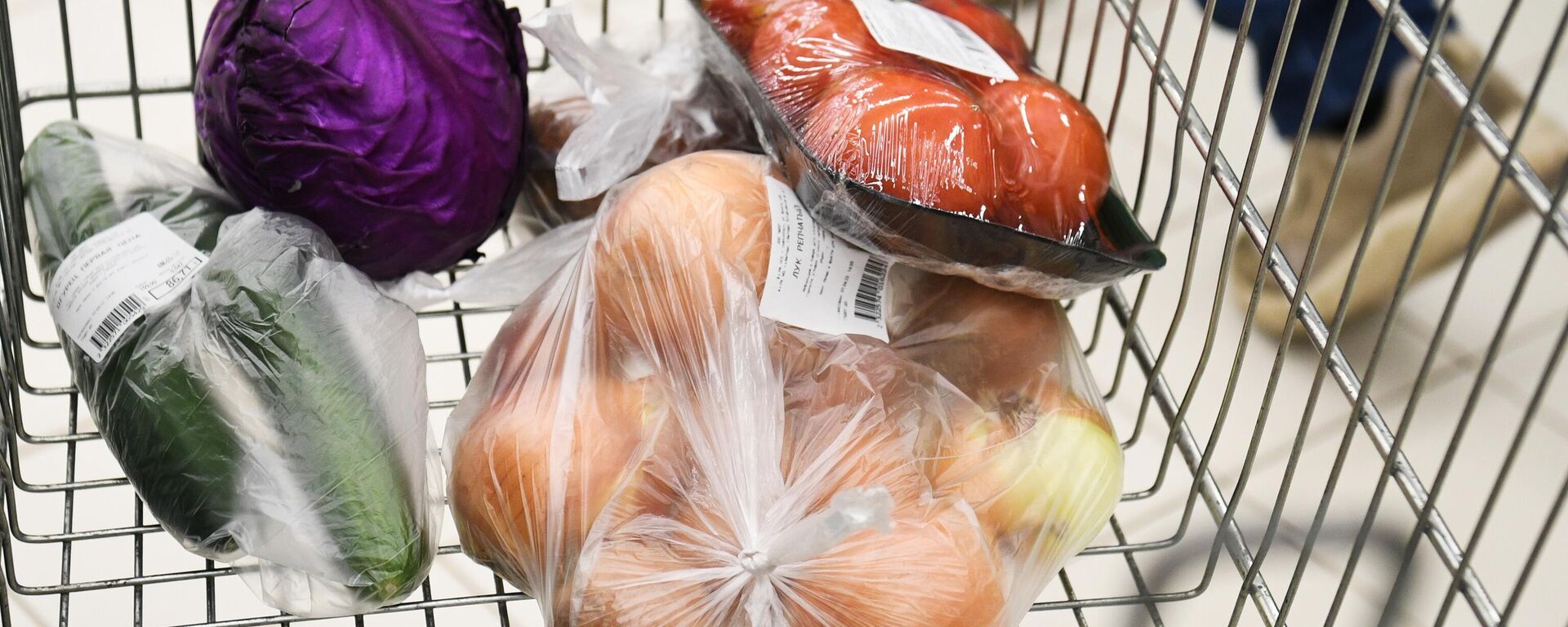 Тележка с продуктами в супермаркете. Иллюстративное фото - Sputnik Кыргызстан, 1920, 16.03.2026
