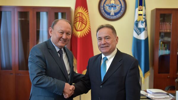 Встреча мэра Бишкека Эмилбека Абдыкадырова с чрезвычайным и полномочным послом Венгрии Шандором Дороги - Sputnik Кыргызстан