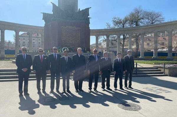 Посол Кыргызстана в Австрии Толенды Макеев и сотрудники дипмиссии возложили венки к памятнику Советскому воину-освободителю на площади Шварценберг - Sputnik Кыргызстан