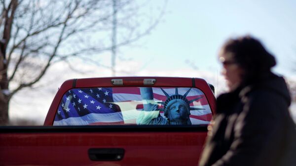 Автомобиль, на котором приклеен флаг США и статуя свободы. Архивное фото - Sputnik Кыргызстан