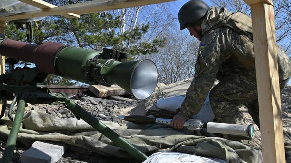 Украинский солдат готовит гранатомет на линии фронта под Киевом - Sputnik Кыргызстан