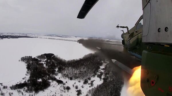 Уничтожение ударными вертолетами России объектов на Украине - Sputnik Кыргызстан