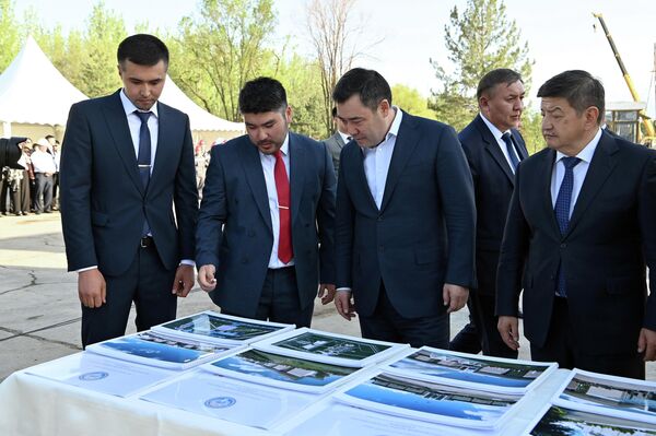 Здесь же Жапарову презентовали концепцию административного комплекса, который в перспективе возведут напротив здания администрации президента - Sputnik Кыргызстан