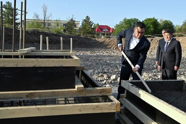 Садыр Жапаров заложил капсулу под строительство нового здания администрации президента - Sputnik Кыргызстан