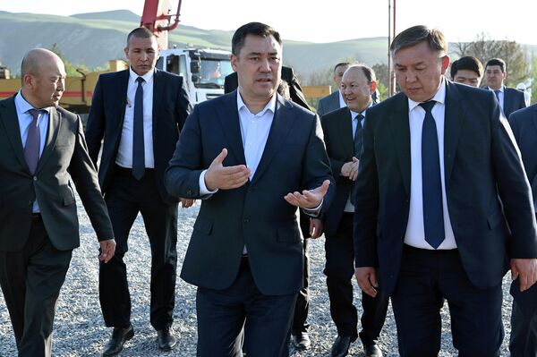Обращаясь к строителям, глава государства отметил важность качественного выполнения всех работ - Sputnik Кыргызстан