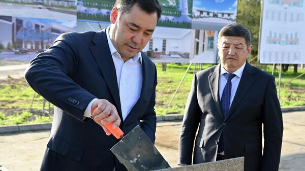 Президент Кыргызстана Садыр Жапаров заложил капсулу под строительство нового здания администрации президента на месте снесенной гостиницы Иссык-Куль в Бишкеке - Sputnik Кыргызстан