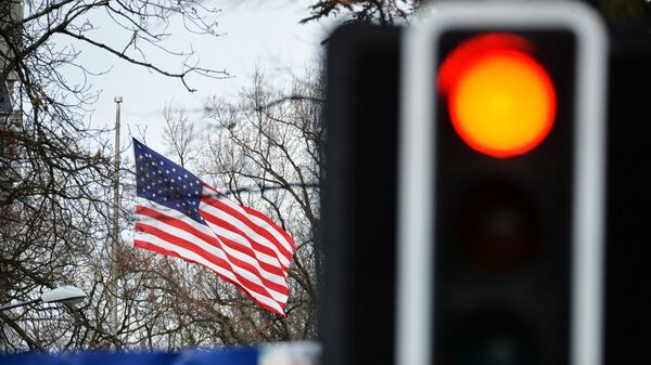 Красный свет светофора на фоне флага США. Архивное фото - Sputnik Кыргызстан